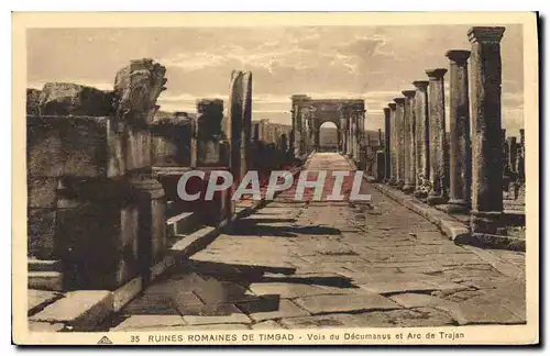 Cartes postales Ruines Romainse de Timgad Vois du Decumanus et Arc de Trajan