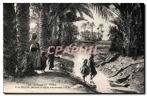 Cartes postales Scenes et Types A la Degula jeunes Arabes traversant l'Oued