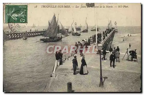 Cartes postales Trouville sur Mer les Jetees au moment a la Maree Bateaux