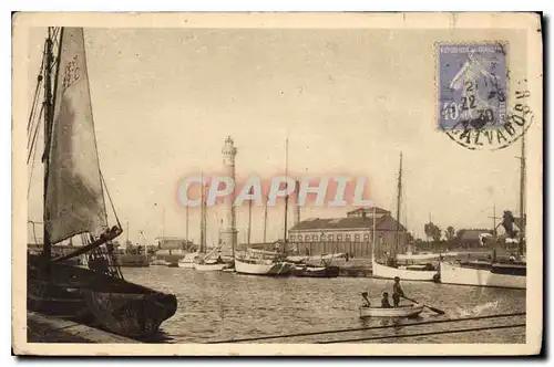 Cartes postales Les Belles Places Normandes le Port et les Yachts au centre le Phare Ouistreham Riva Bella