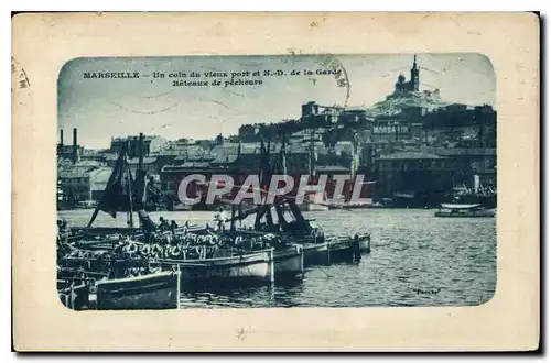 Ansichtskarte AK Marseille un Coin du Vieux Port et N D de la Garde Bateaux de Pecheurs