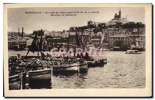 Ansichtskarte AK Marseille Un Coin du Vieux Port et N D de la Garde Bateaux de Pecheurs