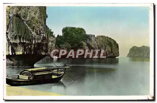 Cartes postales Nord Vietnam Rochers et Sampan dans la Baie d'Along