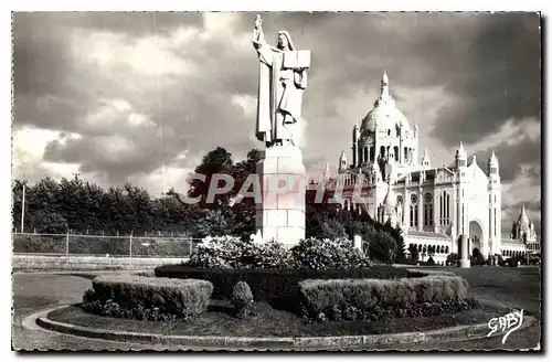 Cartes postales Lisieux Calvados Statue de Sainte Therese et la Basilique