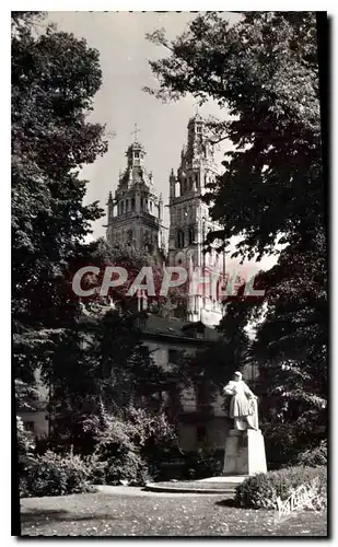 Cartes postales Tours Indre et Loire Les fleches de la cathedrale vues de la place Francois Sicard