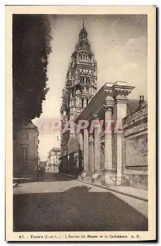 Cartes postales Tours L'Entree du Musee et la Cathedrale