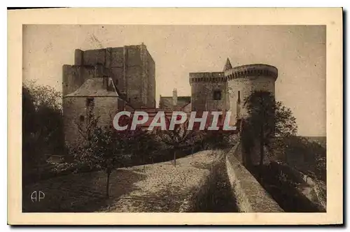 Cartes postales Loches L et L Le Donjon L'Entree et la Cour Louis XI