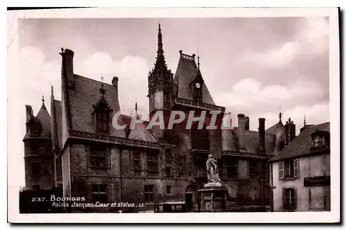 Cartes postales Bourges Palais Jacques Coeur et statue