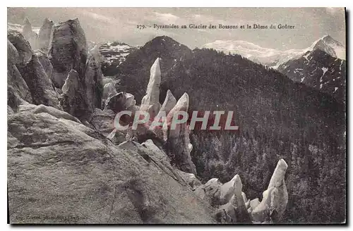 Cartes postales Pyramides au Glacier des Bossons et le Dome du Gouter