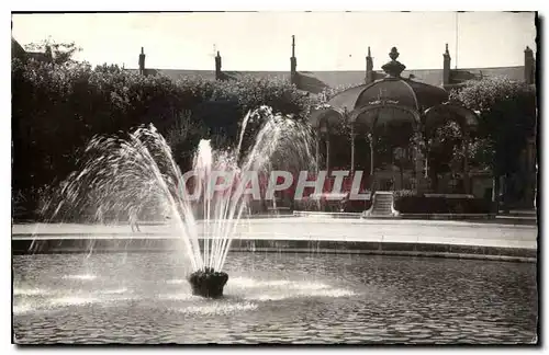 Ansichtskarte AK Dijon Cote d'Or Place Wilson Le Jet d'Eau