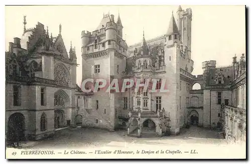 Cartes postales Pierrefonds Le Chateau l'Esclaier d'Honneur le Donjon et la Chapelle