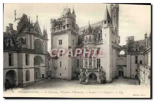 Ansichtskarte AK Pierrefonds Le Chateau l'Escalier d'Honneur le Donjon et la Chapelle