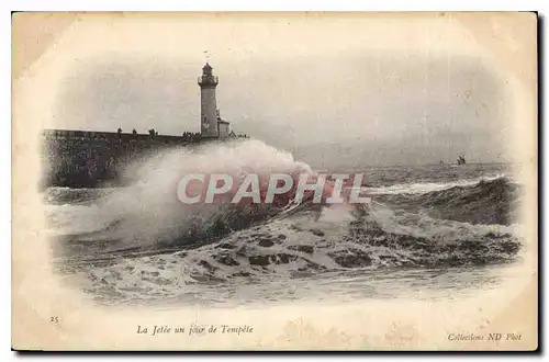 Cartes postales La Jetee un jour de Tempete Phare