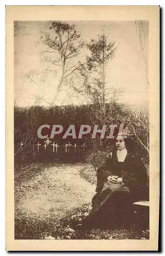 Cartes postales Ste Therese de l'Enfant Jesus assise dans le jardin du Carmel