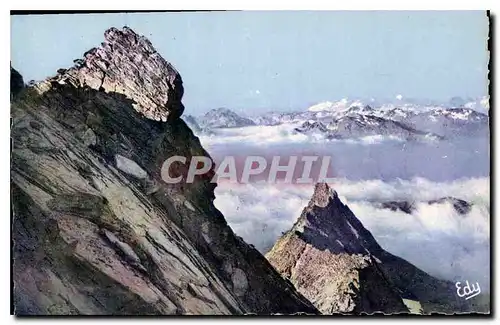 Cartes postales Les Alpes Pittoresque Deux Sommets Altiers emergent des nuages