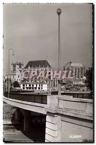 Ansichtskarte AK Beauvais Oise Le Pont de Paris La Cathedrale Saint Pierre et l'Eglise Saint Etienne