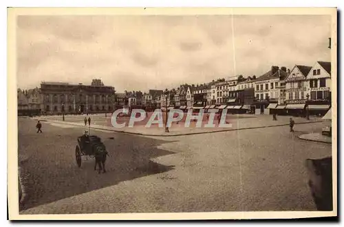 Cartes postales Beauvais vue d'ensemble de la Place Jeanne Hachette Avec l'Hotel de ville