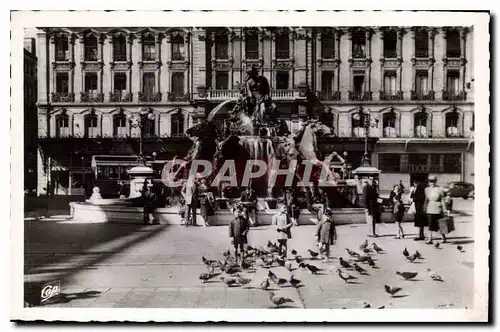 Ansichtskarte AK Lyon La Fontaine Bartholdi et les Pigeons de la Place des Terreaux