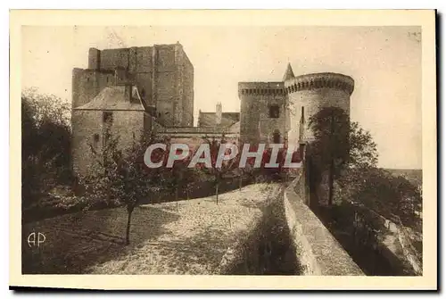 Cartes postales Loches de Donjon l'Entree et la Cour Louis XI