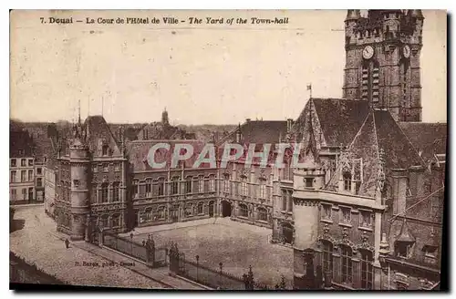 Cartes postales Douai La Cour de l'Hotel de Ville