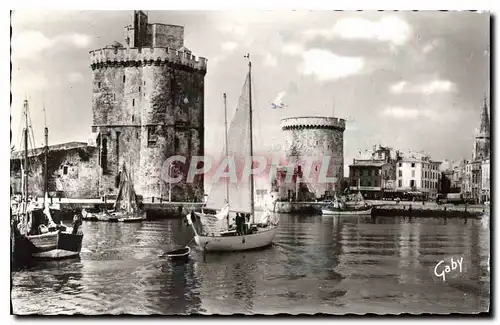 Ansichtskarte AK La Rochelle Ch Mme Un Yacht et les Tours de l'Entree du Port