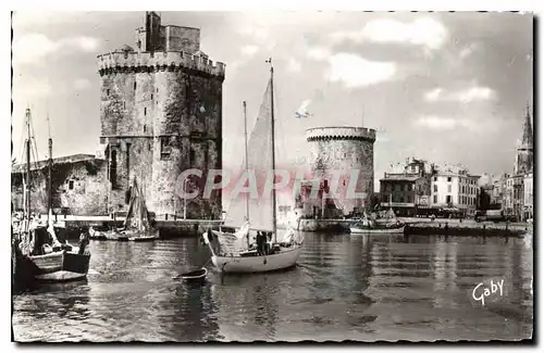 Cartes postales La Rochelle Ch Mme Un Yacht et les Tours de l'Entree du Port