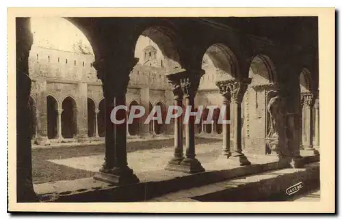 Cartes postales Arles sur Rhone Cour du Cloitre St Trophime et Clocher de l'Homme de Bronze