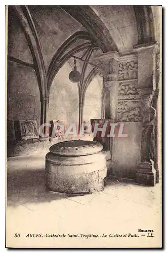 Cartes postales Arles Cathedrale Saint Trophime La Cloitre et Puits