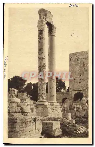 Ansichtskarte AK Arles Theatre antique Colonnes Corinthiennes et Tour de Rolans