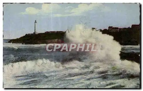 Ansichtskarte AK Biarritz Effet de Vagues Dans le fond le phare