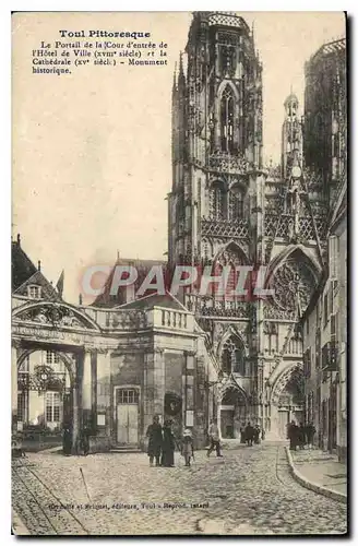 Cartes postales Toul Pittoresque le Portail de la Cour d'entree de l'Hotel de Ville XVIII siecle et la Cathedral