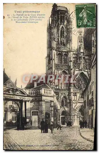 Cartes postales Toul Pittoresque le Portail de la Cour d'entree de l'Hotel de Ville XVIII siecle et la Cathedral