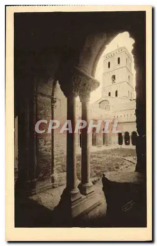 Ansichtskarte AK Arles Clocher de la Cathedrale St Trophime vue a travers les galeries du Cloitre