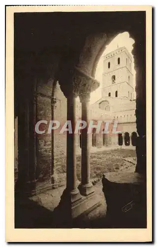 Cartes postales Arles Clocher de la Cathedrale St Trophime vue a travers les galeries du Cloitre