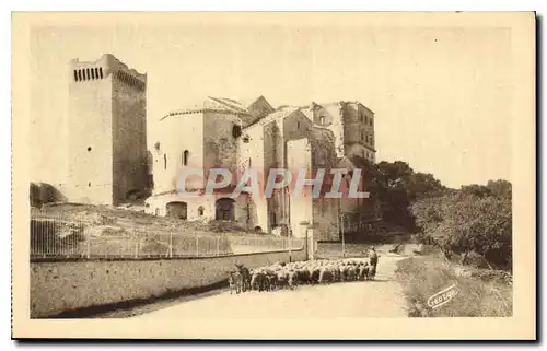 Cartes postales Arles Environs d'Arles Montmajour Abbaye XII siecle a gauche Tour de defense XIV siecle Berger M