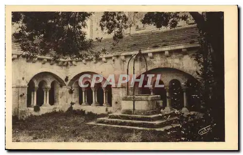Cartes postales Environs d'Arles Montmajour Cour du Cloitre et le Puits
