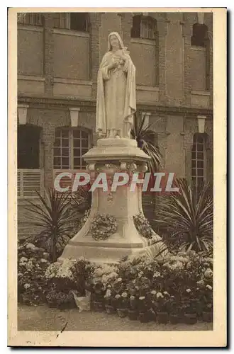 Ansichtskarte AK La Statue de Sainte Therese de l'Enfant Jesus dans la Cour d'entree du Carmel de Lisieux