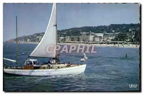 Cartes postales Trouville Reine des Plages Vailier en Mer la Plage et les Villas Bateau