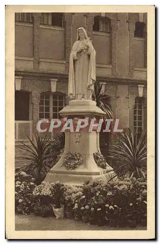 Cartes postales La Statue de Sainte Therese de l'Enfant Jesus dans la cour d'entree du Carmel de Lisieux