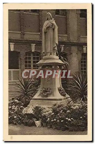 Ansichtskarte AK La Statue de Sainte Therese de l'Enfant dans la cour d'entree du Carmel du Lisieux