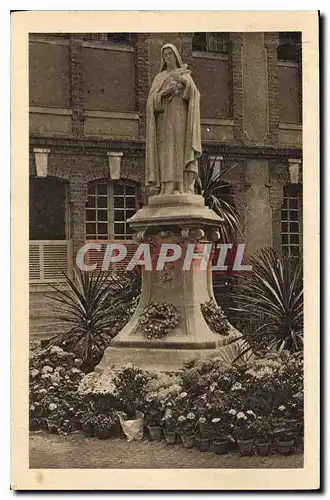 Cartes postales La Statue de Sainte Therese de l'Enfant dans la cour d'entree du Carmel du Lisieux