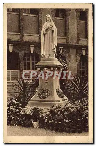 Cartes postales La Statue de Ste Therese de l'Enfant Jesus pres de la Chapelle du Carmel de Lisieux