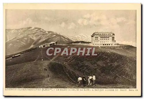 Ansichtskarte AK Luchon Superbagneres le grand hotel et la gare a gauche montee du train