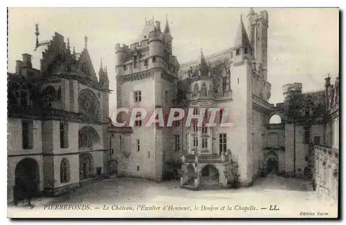 Ansichtskarte AK Pierrefonds le Chateau l'Escalier d'Honneur le Donjon et la Chapelle