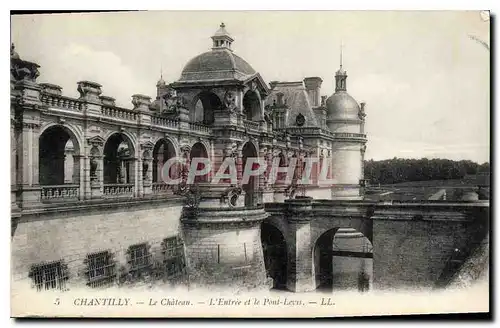 Cartes postales Chantilly le Chateau L'Entree et le Pont Levis