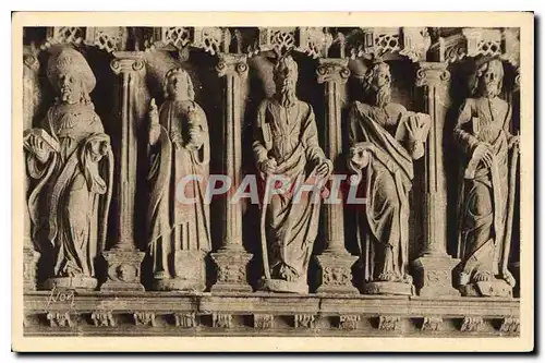 Cartes postales La Douce France Bretagne Guimiliau Finistere Interieur du Porche de l'Eglise Statues des Apotres