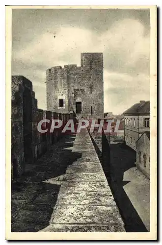 Cartes postales Aigues Mortes Gard Les Remparts Porte de la Marine et Chemin de ronde