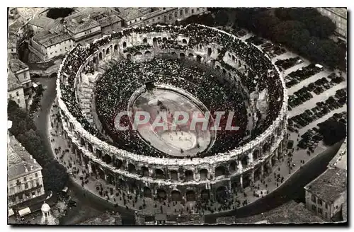 Ansichtskarte AK Nimes Gard Vue generale aerienne sur les Arenes un jour de Corrida