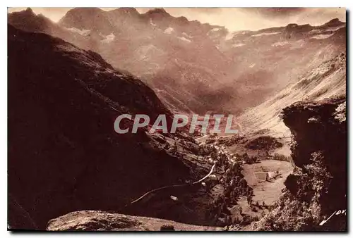 Cartes postales Gavarnie H P vue d'ensemble au fond le Cirque et la Grande Cascade