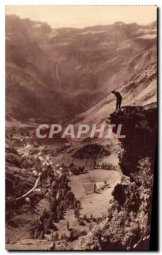 Cartes postales Gavarnie Vue d'Ensemble au fond le Cirque et la Grande Cascade